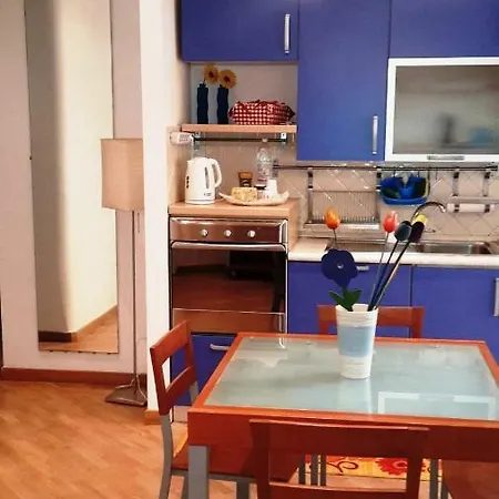 Libia Metro Station Shared Apt. Guest house *