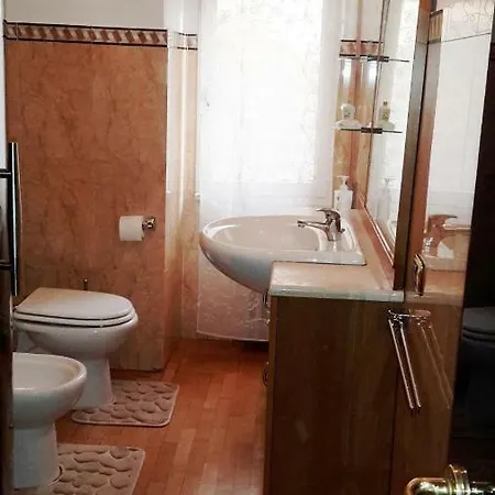 Libia Metro Station Shared Apt. Guest house