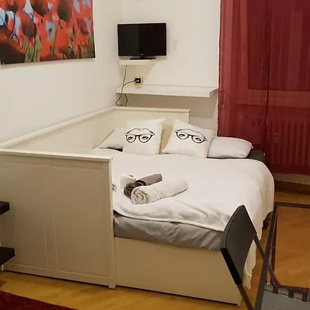 Libia Metro Station Shared Apt. Guest house